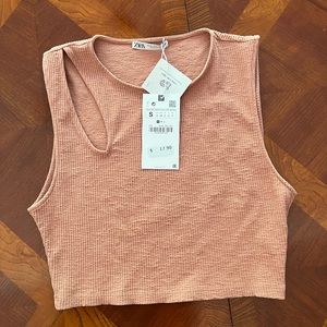 small zara crop top with cute cutout!